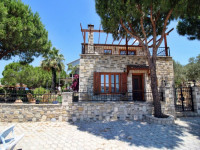 Didim’de Denize Sıfır Günlük Kiralık Taş Villa